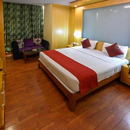 Hotel Emarald, New Delhi Bagian luar foto