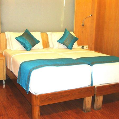 Hotel Emarald, New Delhi Bagian luar foto