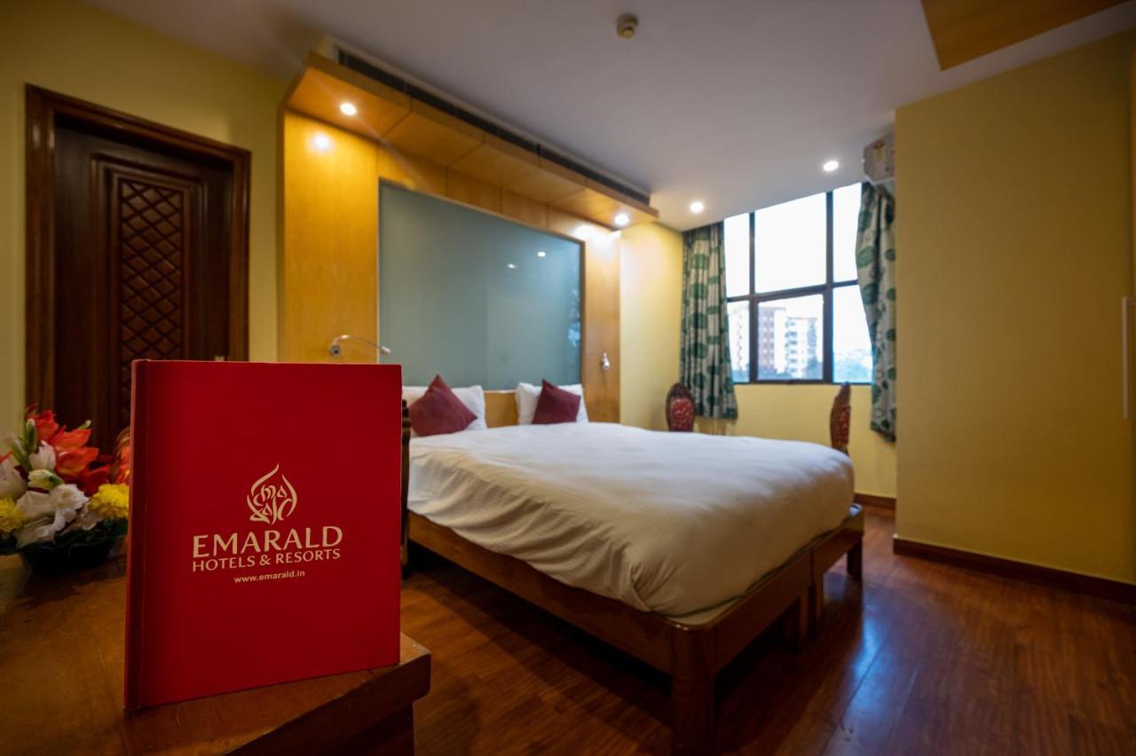 Hotel Emarald, New Delhi Bagian luar foto
