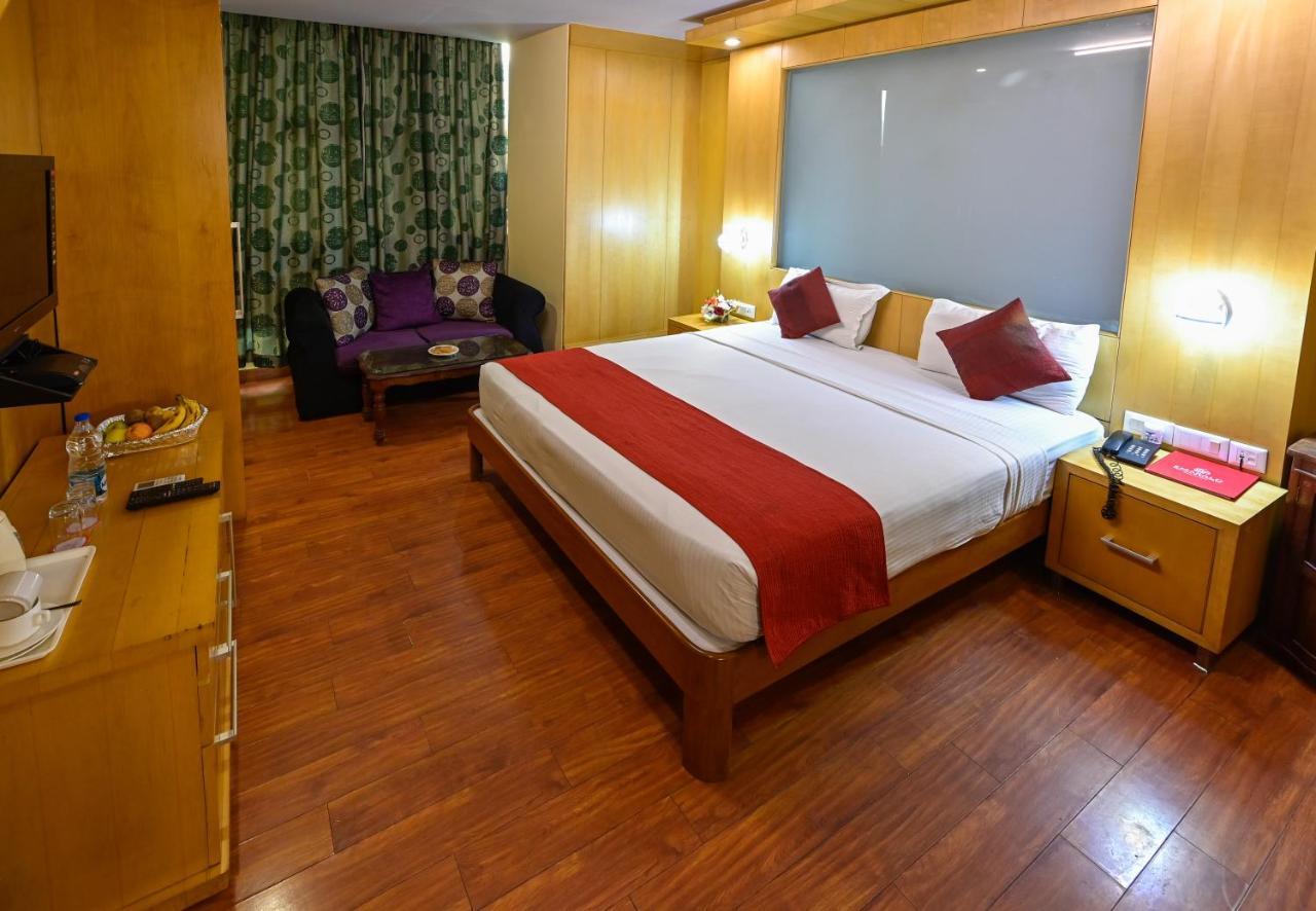 Hotel Emarald, New Delhi Bagian luar foto