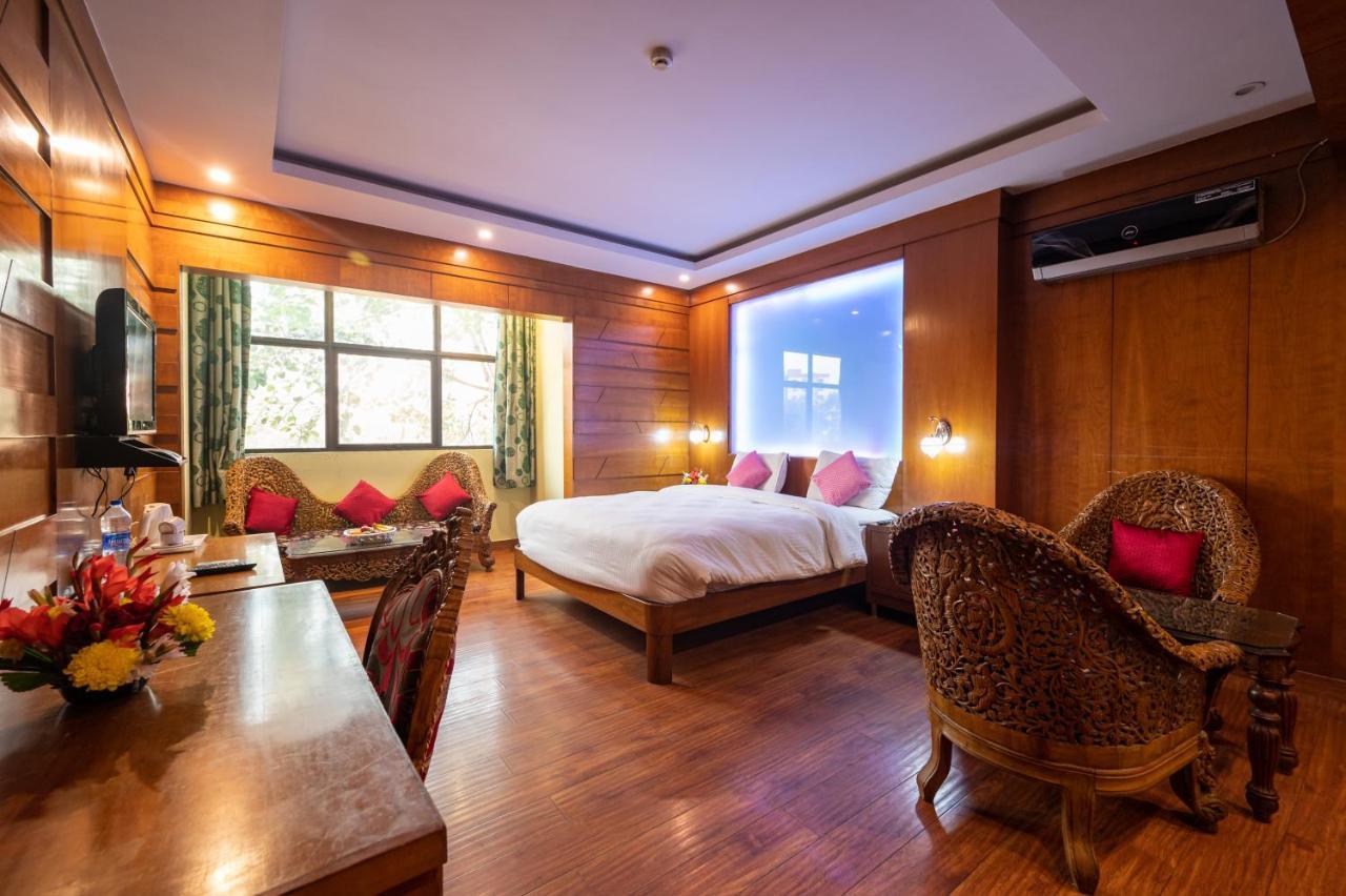 Hotel Emarald, New Delhi Bagian luar foto
