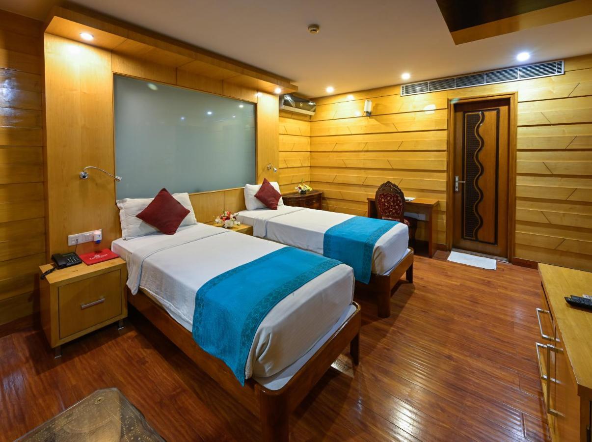 Hotel Emarald, New Delhi Bagian luar foto