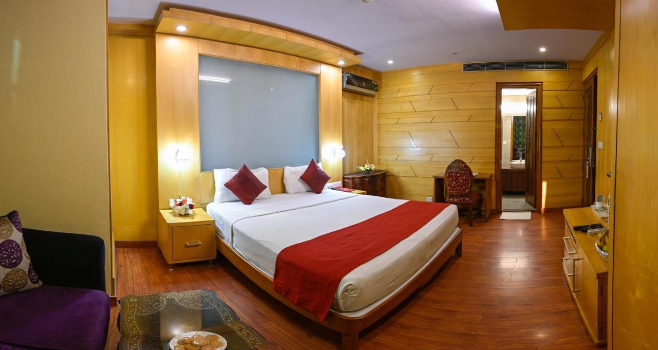Hotel Emarald, New Delhi Bagian luar foto