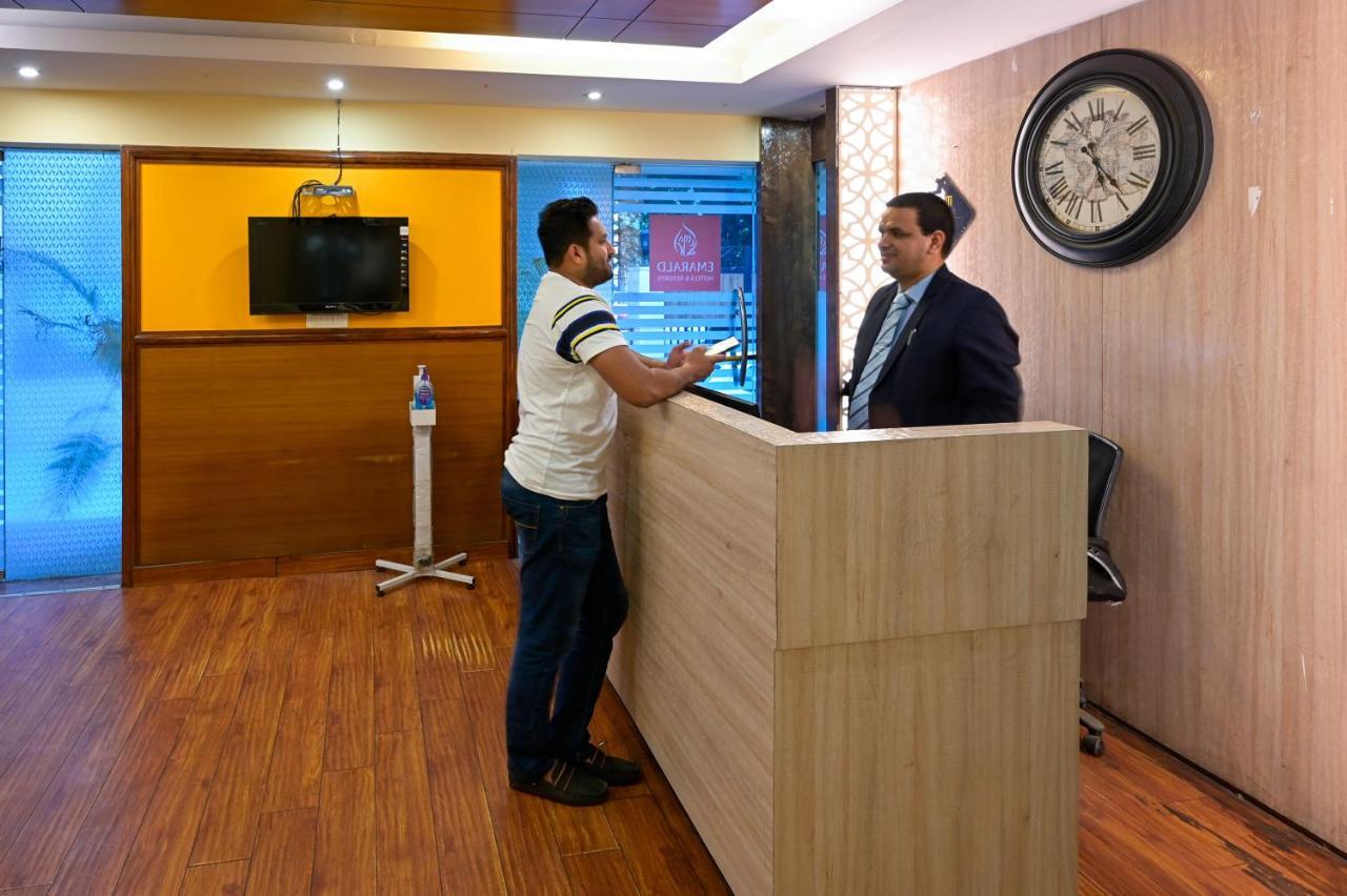 Hotel Emarald, New Delhi Bagian luar foto