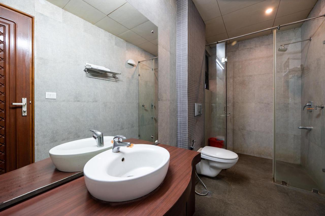 Hotel Emarald, New Delhi Bagian luar foto