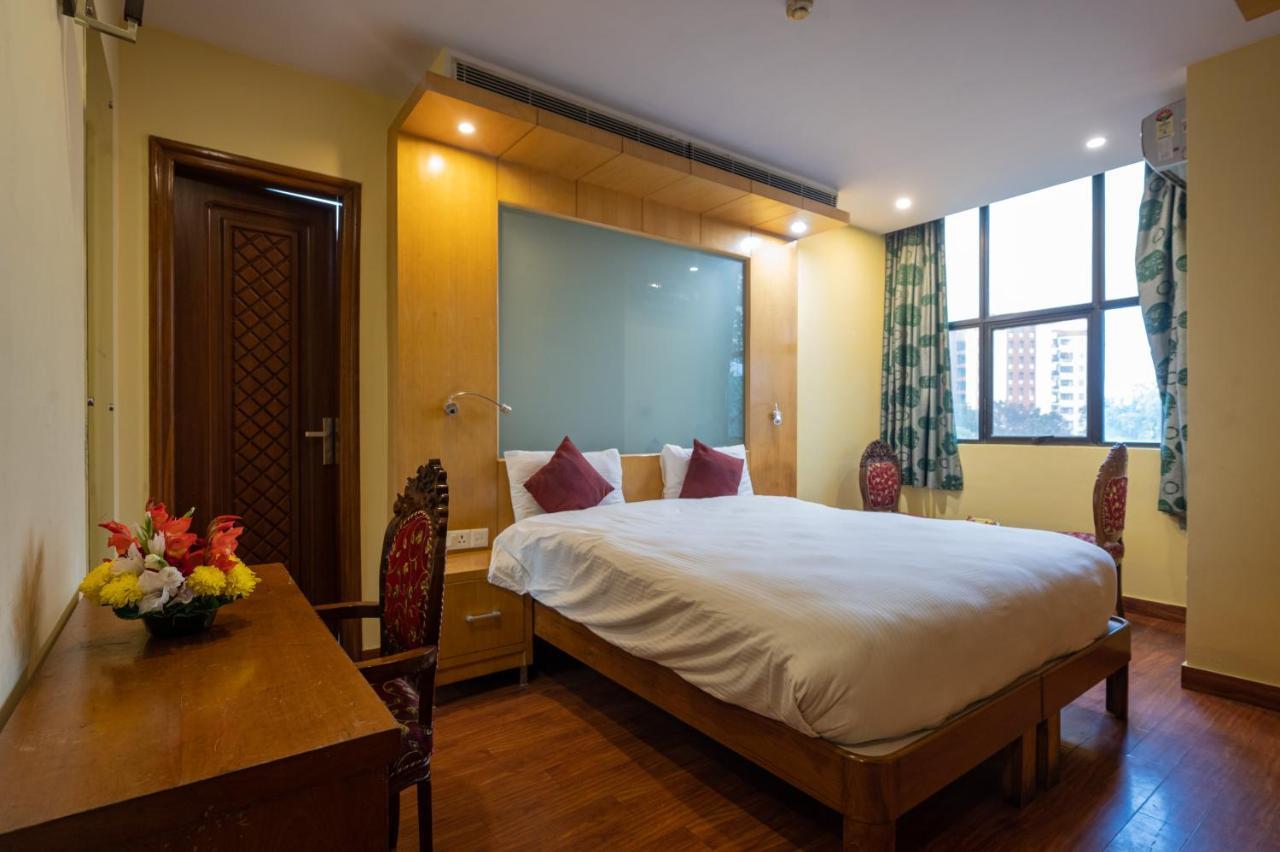 Hotel Emarald, New Delhi Bagian luar foto