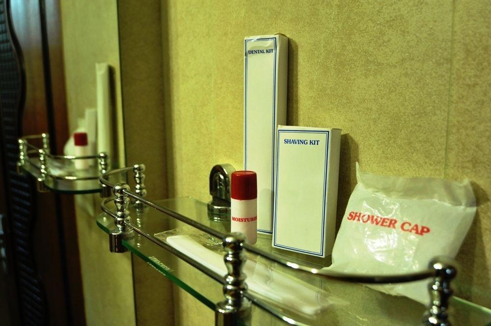Hotel Emarald, New Delhi Bagian luar foto