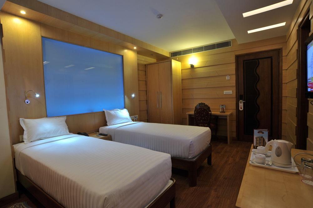 Hotel Emarald, New Delhi Bagian luar foto