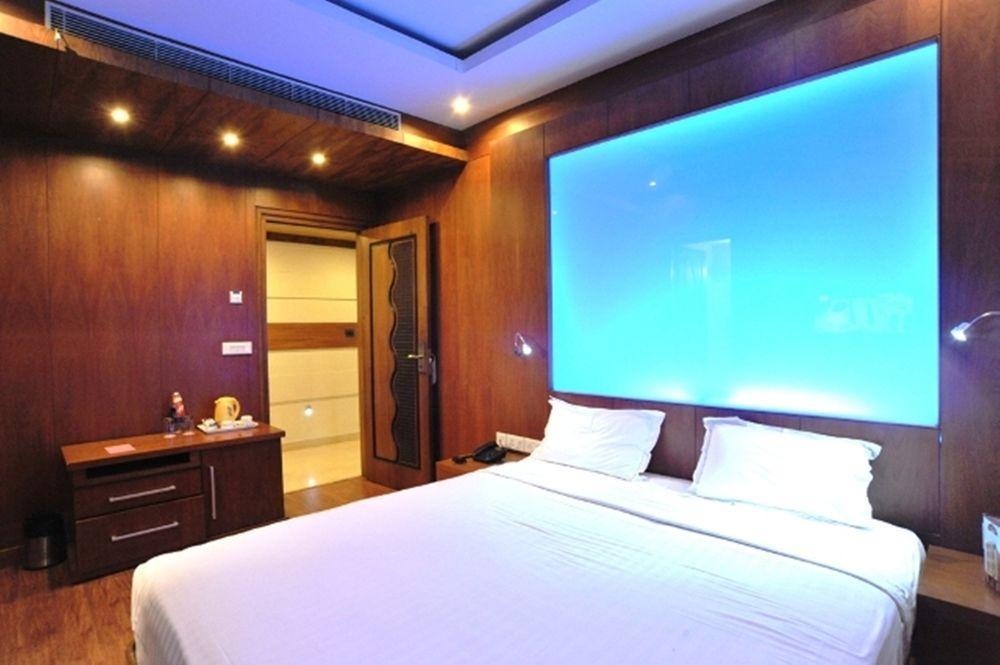 Hotel Emarald, New Delhi Bagian luar foto