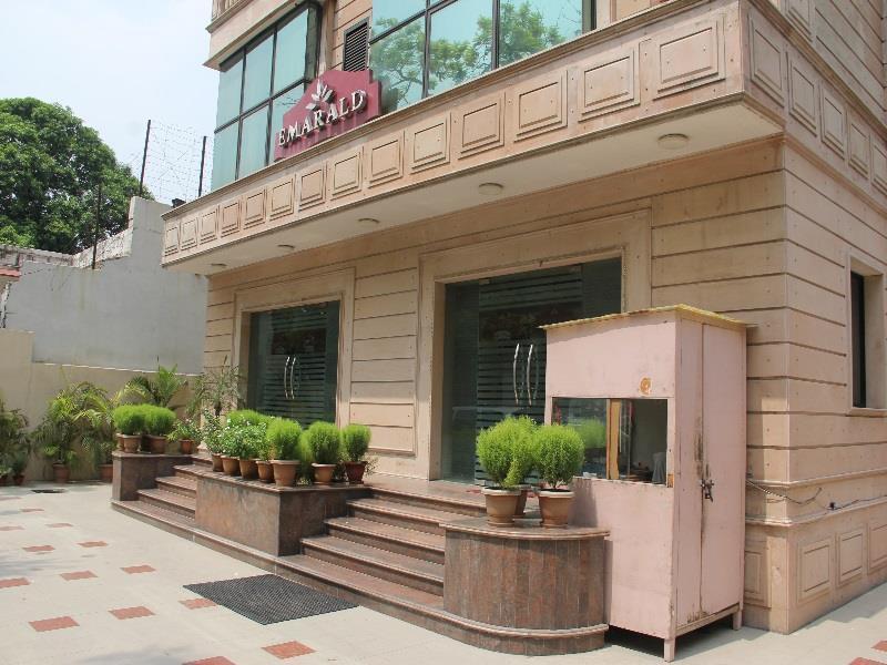 Hotel Emarald, New Delhi Bagian luar foto