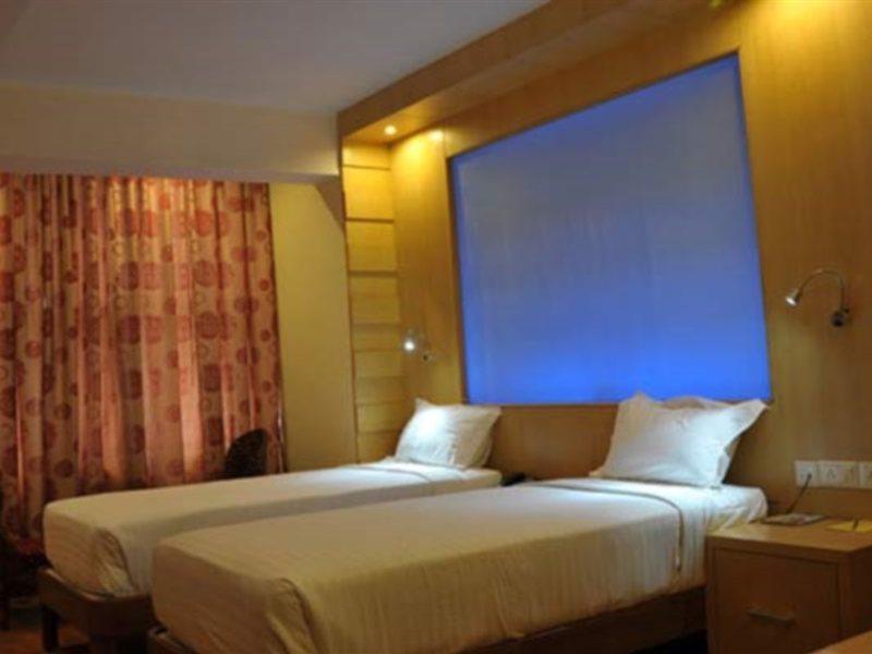 Hotel Emarald, New Delhi Bagian luar foto