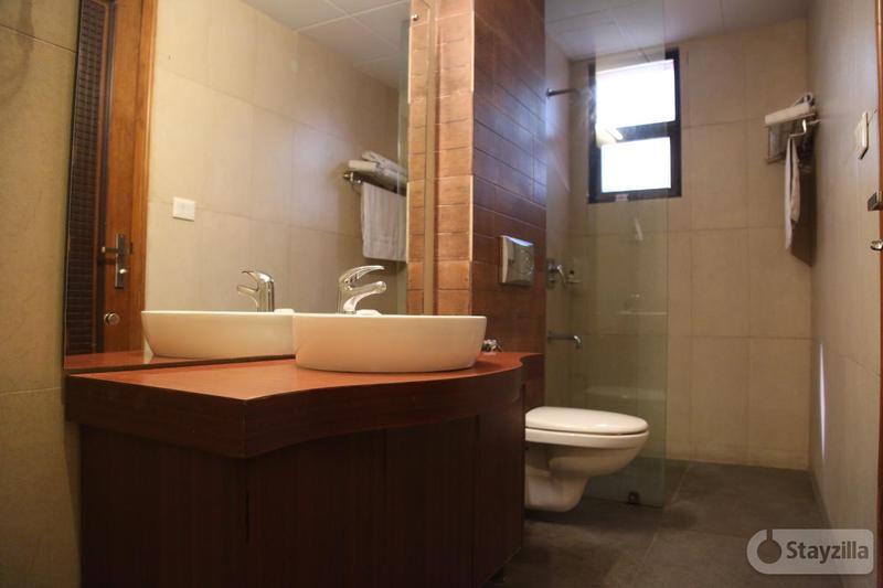 Hotel Emarald, New Delhi Bagian luar foto