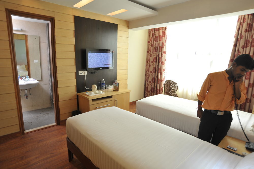 Hotel Emarald, New Delhi Bagian luar foto