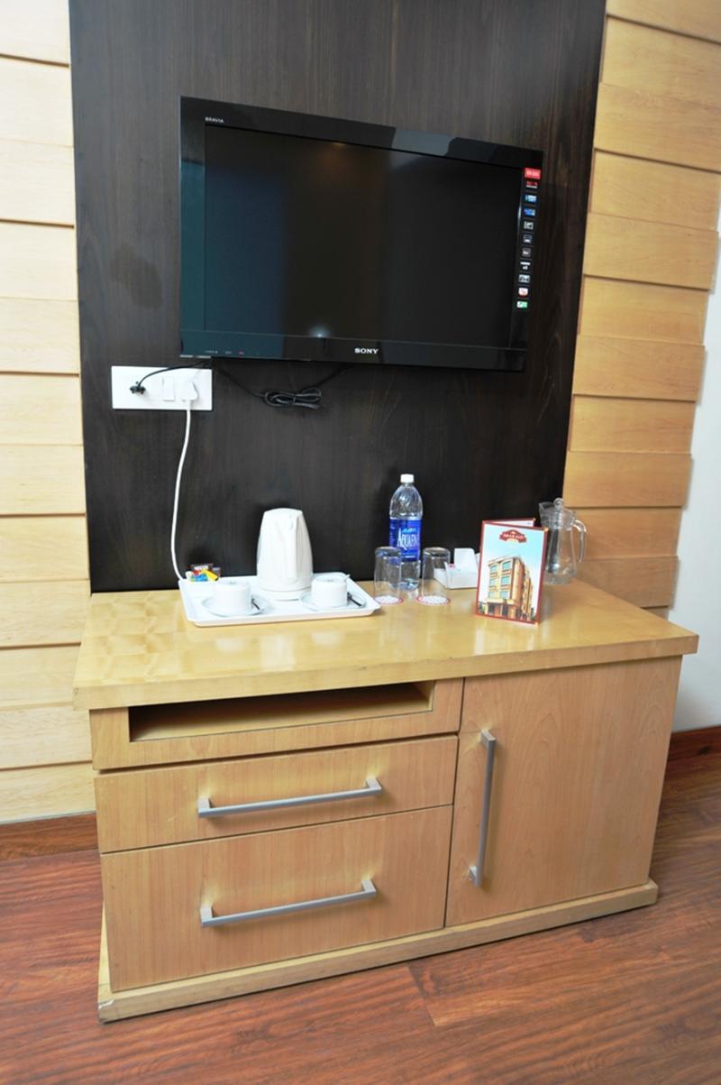 Hotel Emarald, New Delhi Bagian luar foto