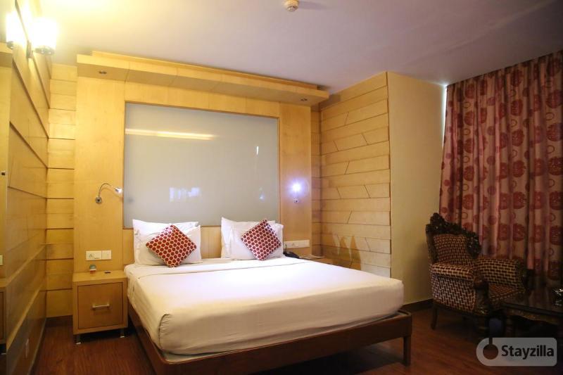 Hotel Emarald, New Delhi Bagian luar foto