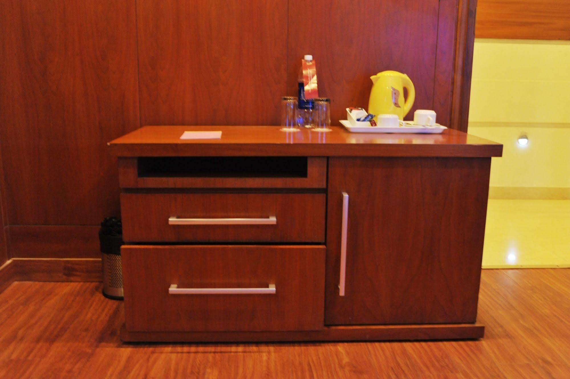 Hotel Emarald, New Delhi Bagian luar foto