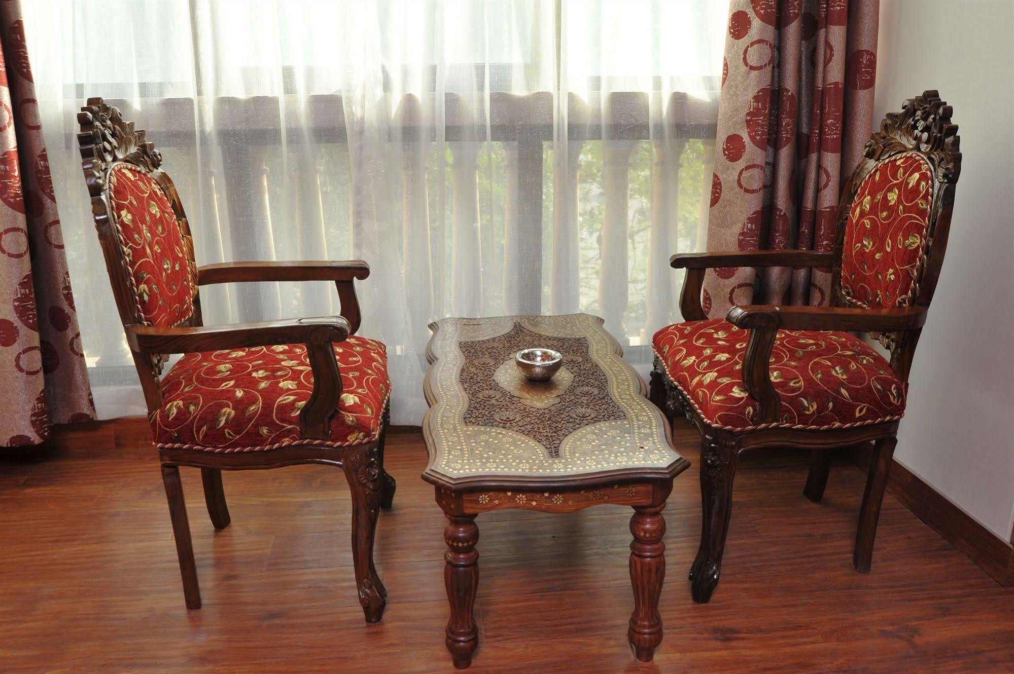 Hotel Emarald, New Delhi Bagian luar foto