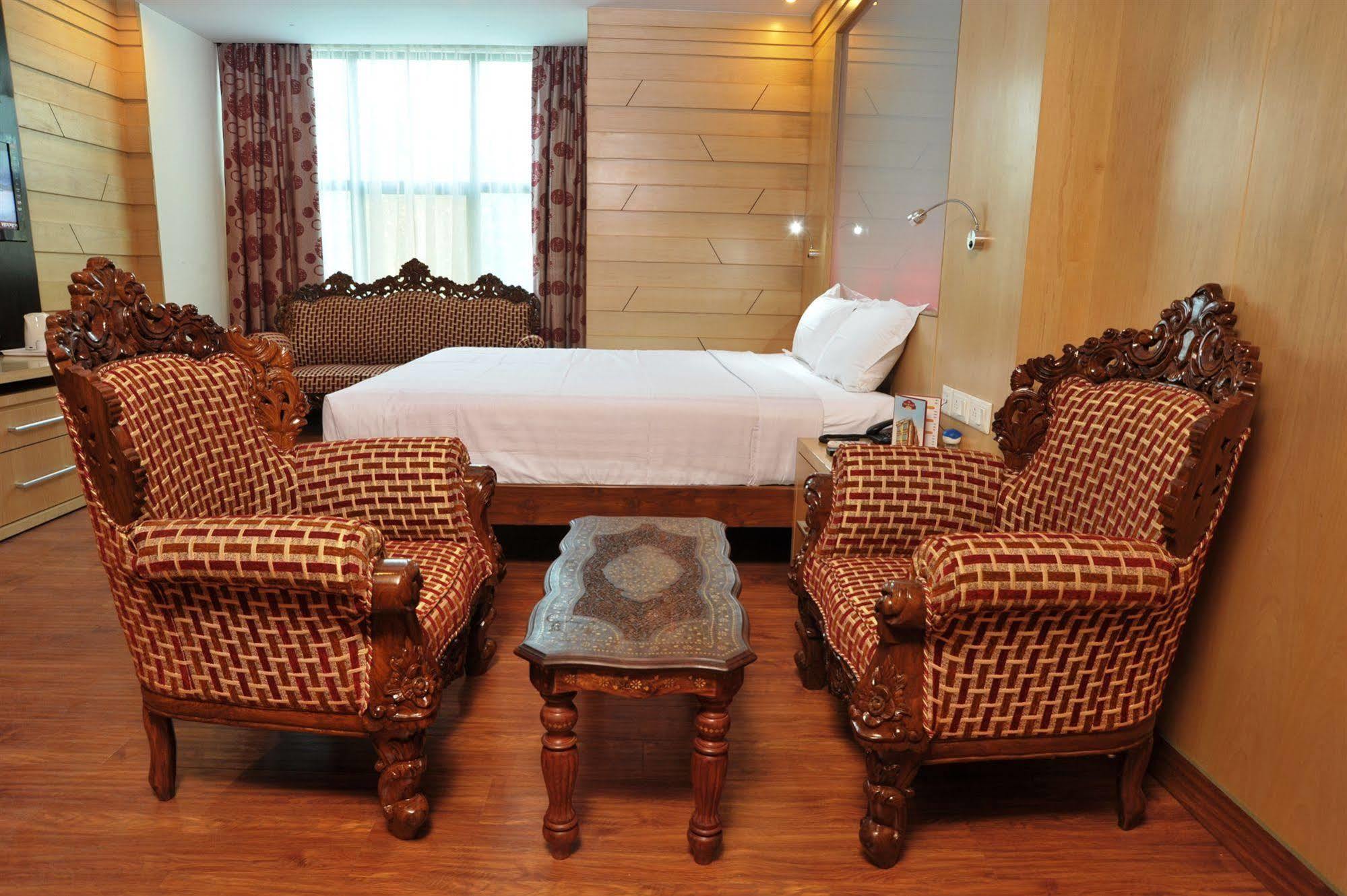 Hotel Emarald, New Delhi Bagian luar foto