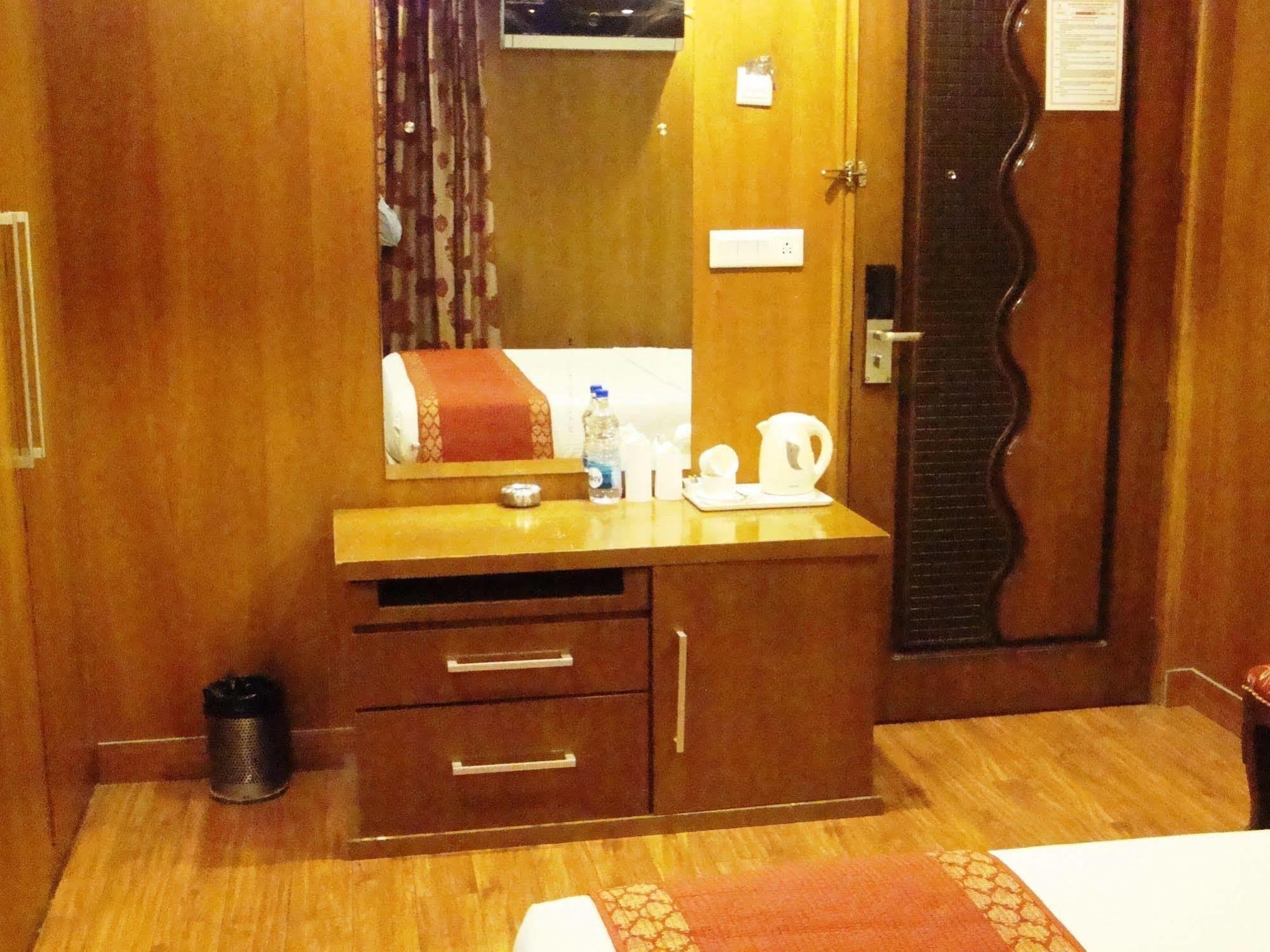 Hotel Emarald, New Delhi Bagian luar foto
