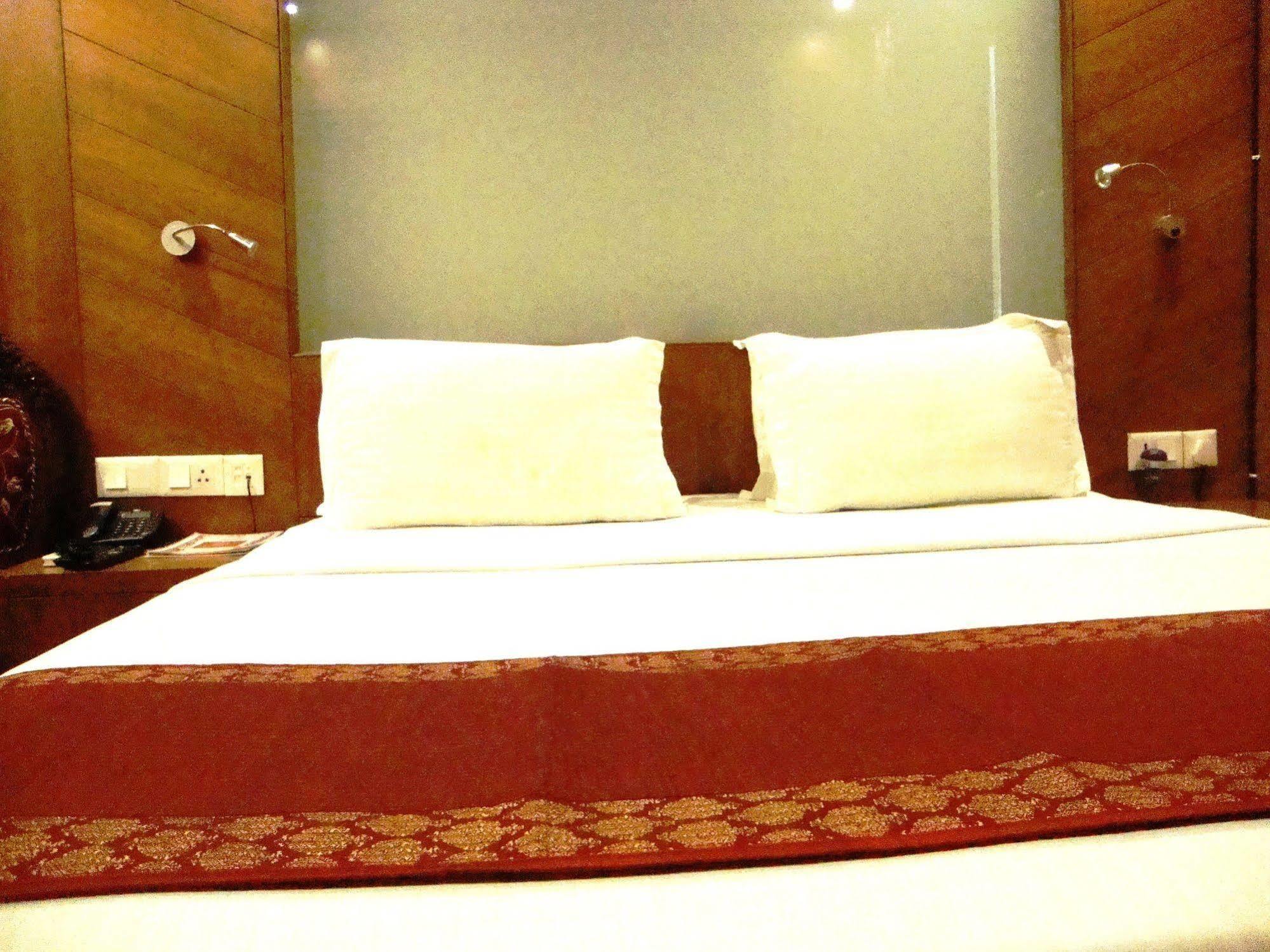 Hotel Emarald, New Delhi Bagian luar foto