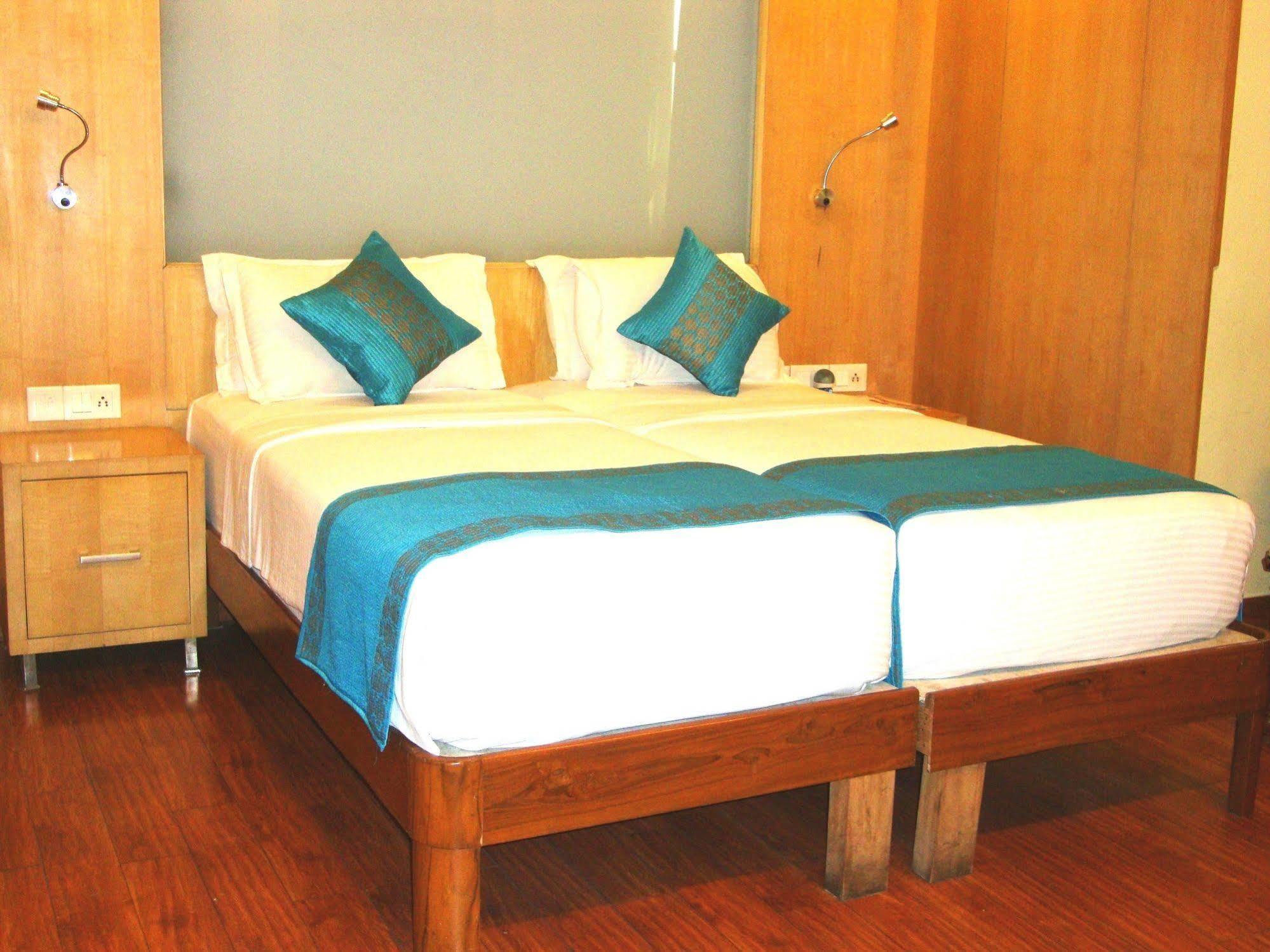 Hotel Emarald, New Delhi Bagian luar foto