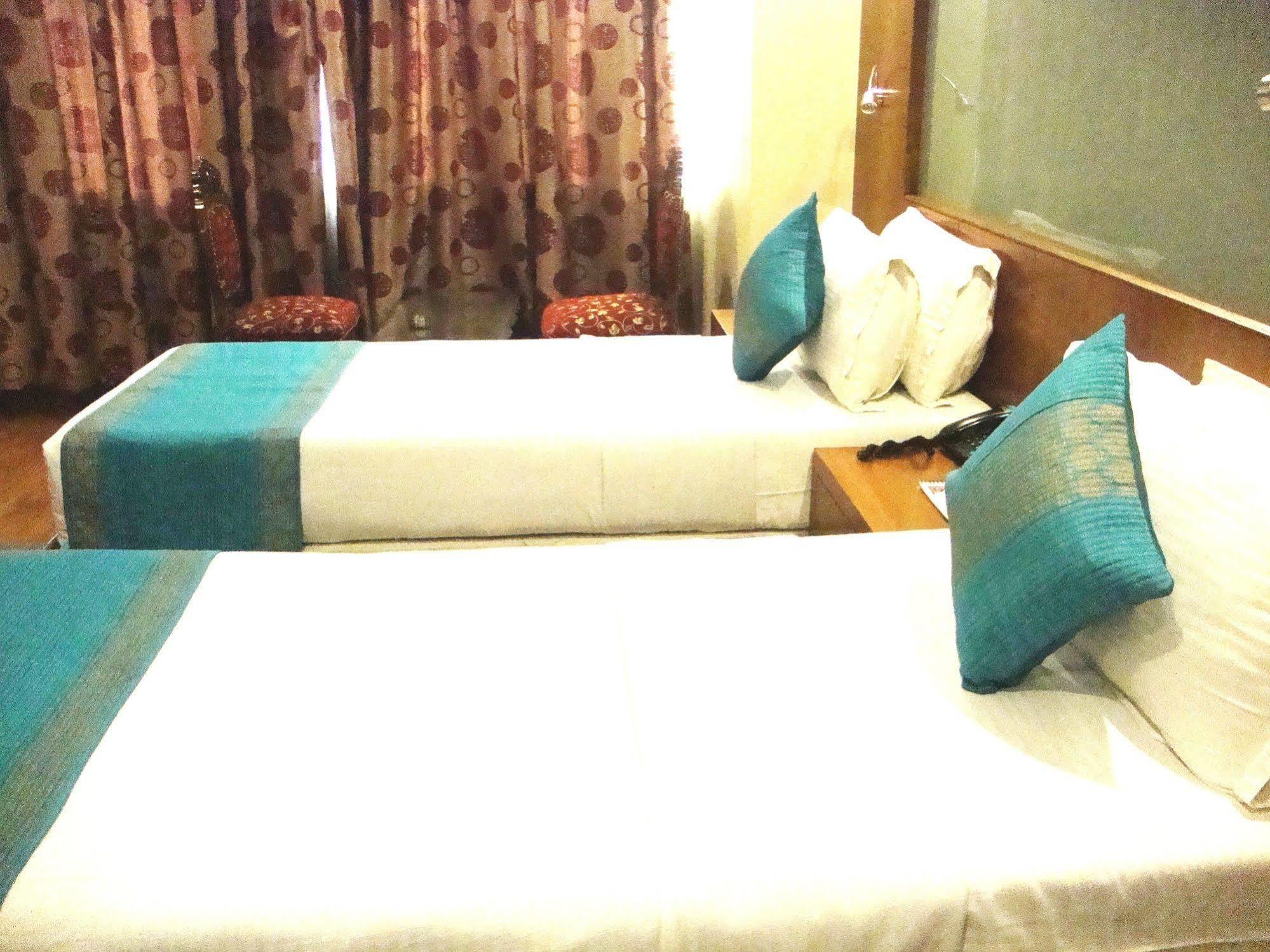 Hotel Emarald, New Delhi Bagian luar foto