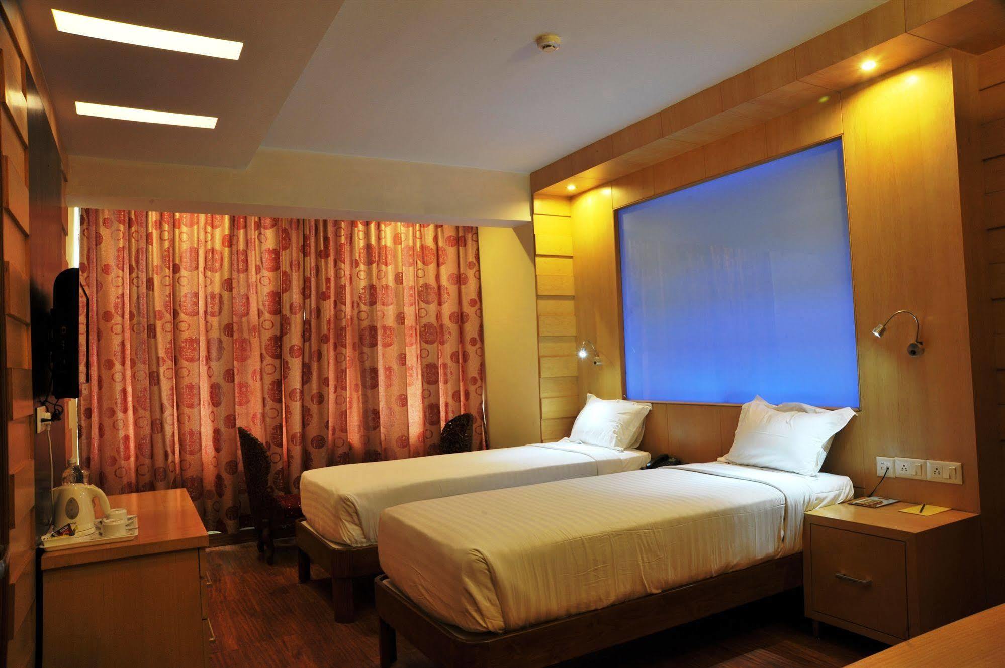 Hotel Emarald, New Delhi Bagian luar foto