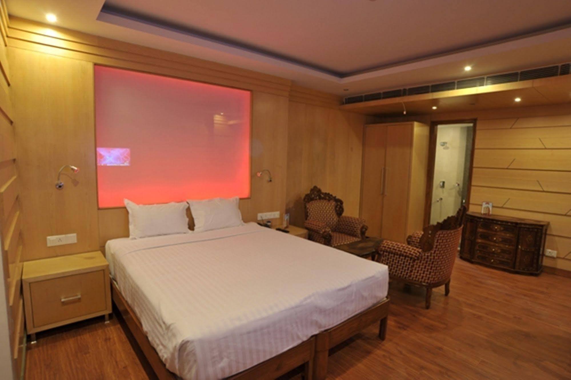 Hotel Emarald, New Delhi Bagian luar foto